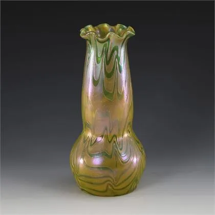 Jugendstil vaas met groene banden op zilvergeel poeder. Kralik
