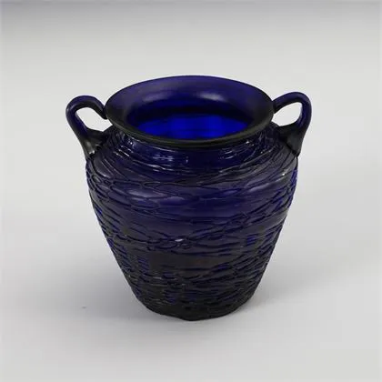 Vase à deux anses avec fin réseau de fils. Kralik