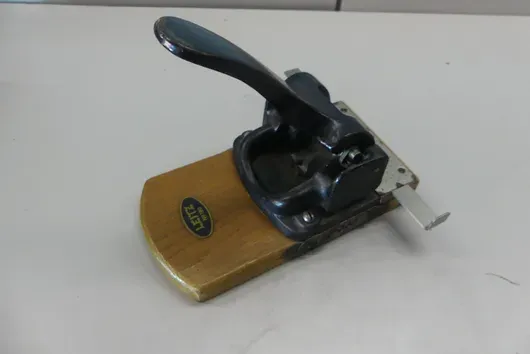 Vintage děrovačka Leitz