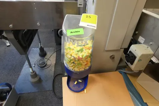 Dávkovač ochrany sluchu s obsahem