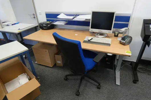 Arbeitsplatzset mit elektronisch höhenverstellbarem Schreibtisch