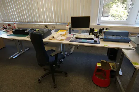 Arbeitsplatzset mit elektronisch höhenverstellbarem Schreibtisch