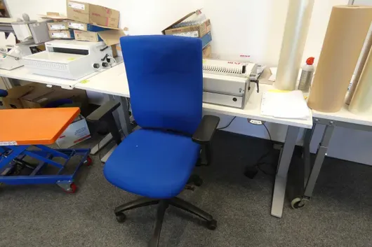 Arbeitsplatzset mit elektronisch höhenverstellbarem Schreibtisch