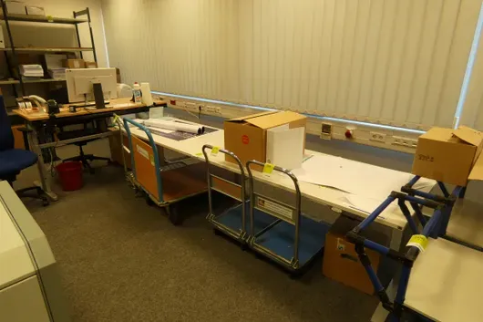 Bureau à hauteur réglable électrique, sans contenu