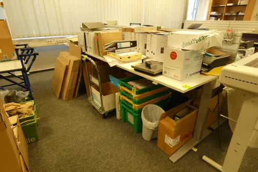 Electrically height-adjustable desk, without back panel, without contents