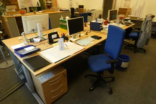 Arbeitsplatzset mit elektronisch höhenverstellbarem Schreibtisch
