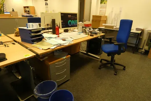 Arbeitsplatzset mit elektronisch höhenverstellbarem Schreibtisch