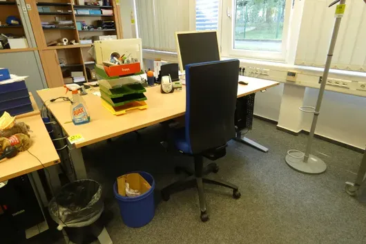 Arbeitsplatzset mit elektronisch höhenverstellbarem Schreibtisch