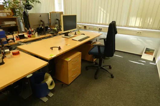 Arbeitsplatzset mit elektronisch höhenverstellbarem Schreibtisch