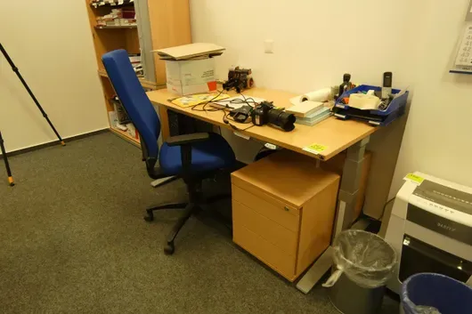 Arbeitsplatzset mit elektronisch höhenverstellbarem Schreibtisch