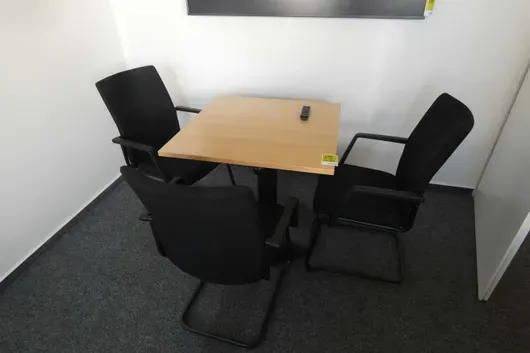 Tafel + 3 stoelen