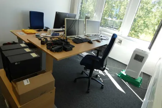 Ensemble de poste de travail avec bureau à hauteur réglable électronique
