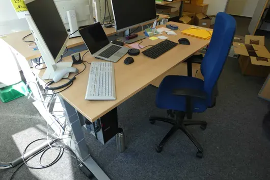 Arbeitsplatzset mit elektronisch höhenverstellbarem Schreibtisch