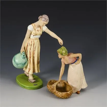 2 figures : "Hollandaise au panier" et "Porteuse de cruche". Manufacture viennoise Friedrich Goldscheider