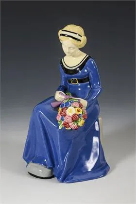 Sitzende junge Dame mit Blumenstrauß. Wiener Kunstkeramische Werkstätte Busch & Ludescher
