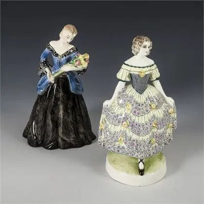 2 figuren: dame in zwarte rok met bloemen en dame in bloemenjurk
