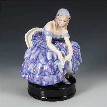 Figuur "Zittende danseres die haar schoenen strikt". Wiener Manufaktur Friedrich Goldscheider