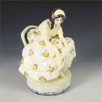 Figuur "Zittende danseres die haar schoenen strikt". Weense manufactuur Friedrich Goldscheider