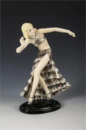 Wandelende danseres in pose. Weense manufactuur Friedrich Goldscheider