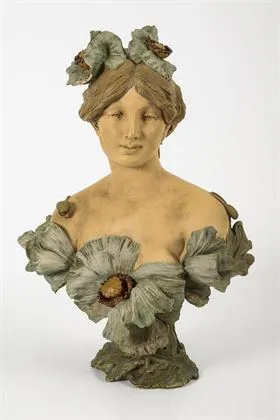 Jugendstil-Büste einer jungen Dame mit Mohnblüten. Amphora-Werke, K. K. Priv. Keramische Werke Riessner, Stellmacher & Kessel, Turn-Teplitz