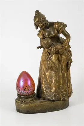 Jugendstil lamp: Moeder met kind. Wiener Manufaktur Friedrich Goldscheider