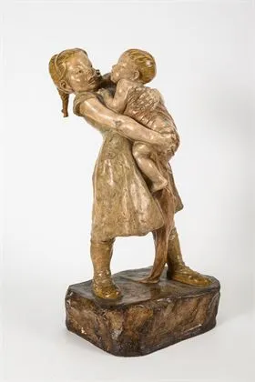 Groupe d'enfants : fille avec nourrisson