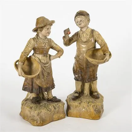 2 patice lampy: dětský pár. Johann Maresch Thon- und Steingutwaaren, Aussig an der Elbe (Ústí nad Labem)