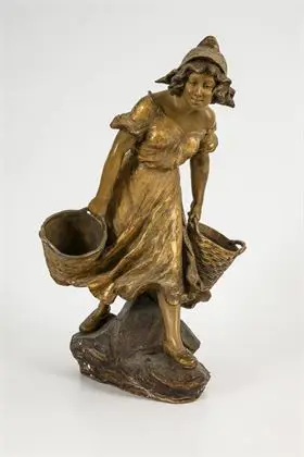 Fille avec deux paniers. Manufacture viennoise Friedrich Goldscheider