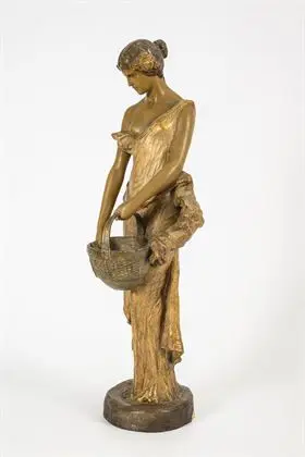Femme avec panier à anse. Manufacture viennoise Friedrich Goldscheider