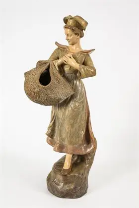 Figurine : pêcheuse avec filet. Manufacture viennoise Friedrich Goldscheider