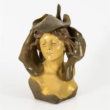 Buste d'une jeune femme avec grandes feuilles. Probablement manufacture viennoise Friedrich Goldscheider