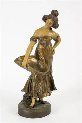 Figurine Art nouveau : femme avec panier