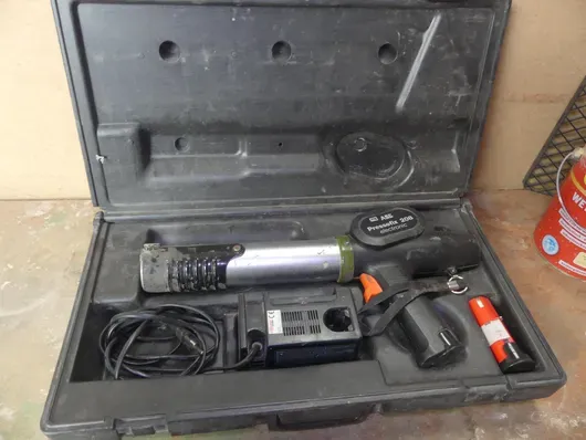 Akumulatorowy pistolet do kartridży ABB