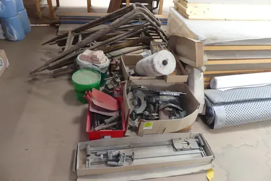 Soubor materiálu a nástrojů