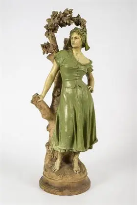 Figurine : Dame devant un arbre