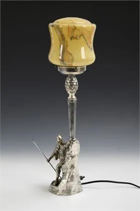 Figurální stolní lampa se skleněným stínidlem. WMF