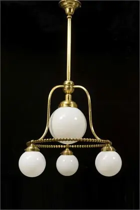 Grand plafonnier avec globes blancs