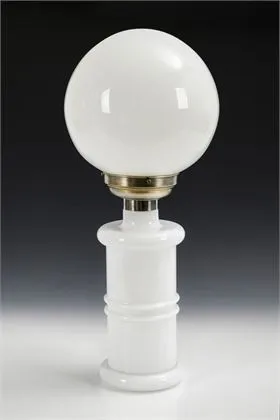 Bílá stolní lampa Art deco s kulovým stínidlem