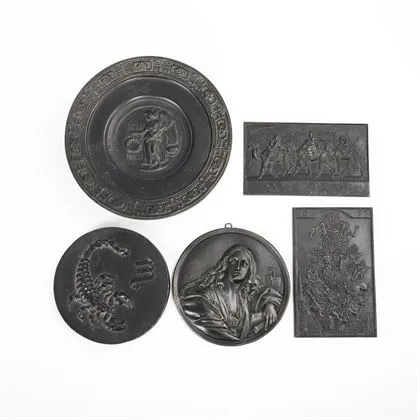 4 plaques en relief en fonte et une coupe sur pied