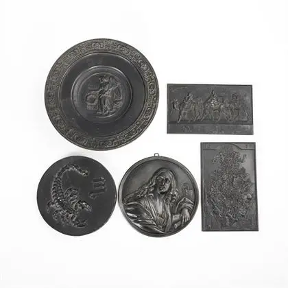 4 plaques en relief en fonte et une coupe sur pied