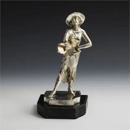 Vrouwenfiguur met tamboerijn. WMF