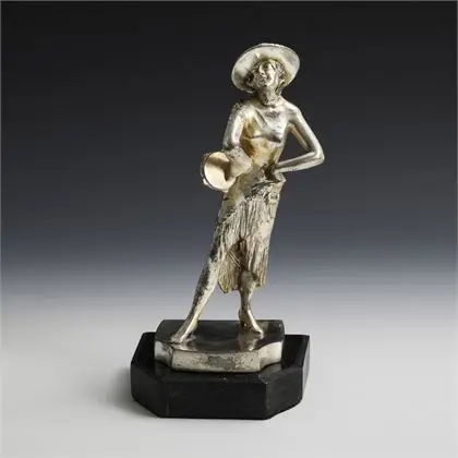 Figure féminine au tambourin. WMF