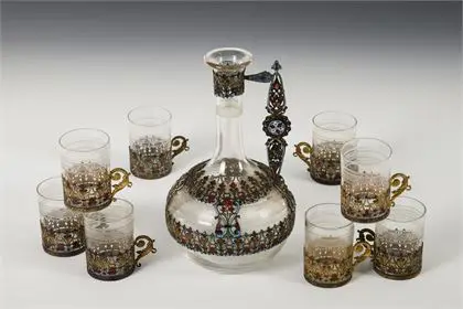 Carafe russe avec 8 verres