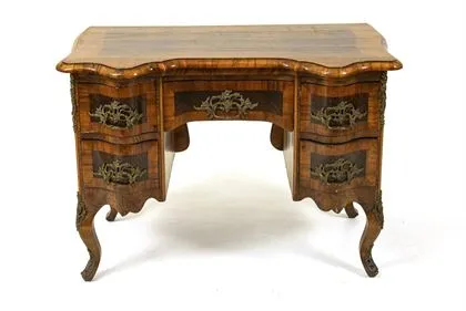 Damenschreibtisch im Dresdner Barock-Stil