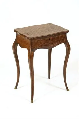 Kleine Louis XV naaitafel