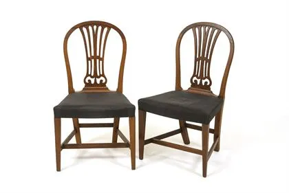 2 englische Polsterstühle. Im Stil von George Hepplewhite
