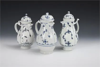 3 barokke kannen met strobloemschildering