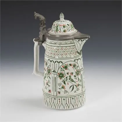 Cruche à vin avec décor d'oiseau. Rauenstein