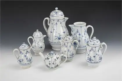 7 cruches avec peinture de fleurs de paille. Porcelaine de Thuringe