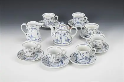 16 pièces d'un service à café et à thé avec peinture de fleurs de paille. Rauenstein